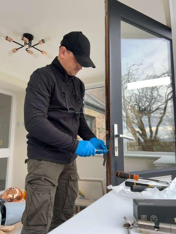 locksmith installing lock